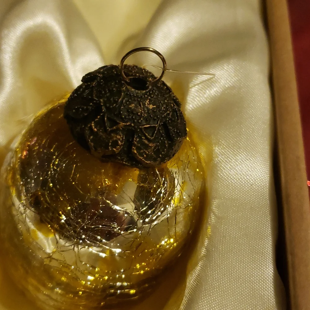 Vintage Gold and Silver Fancy Christmas Ornaments - 7 pieces - Picture 4 of 4